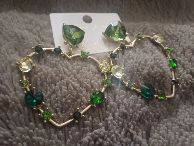 Orecchini dorati con pietre verdi