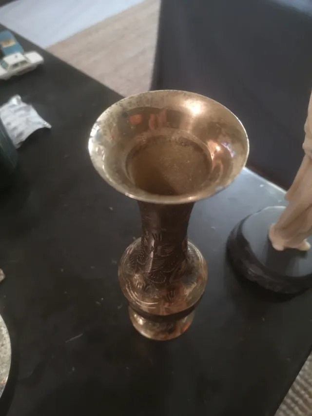 Jarrón de Bronce Antiguo