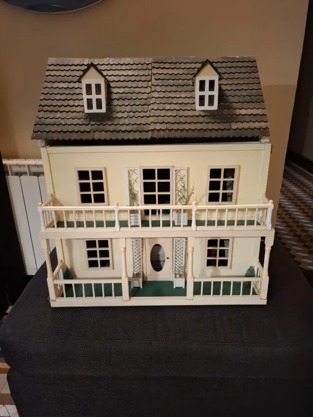 Casita de muñecas de madera