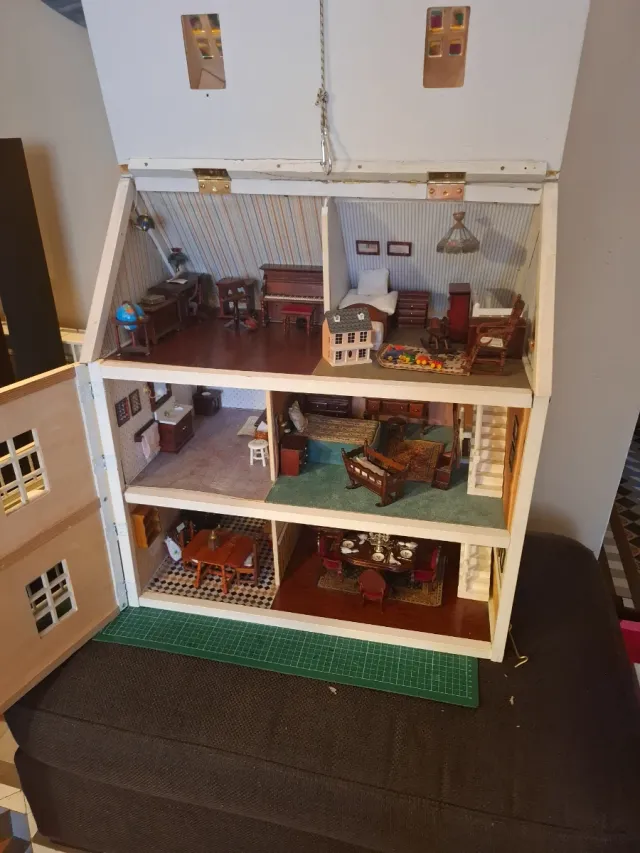 Casita de muñecas de madera