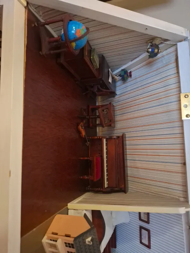 Casita de muñecas de madera