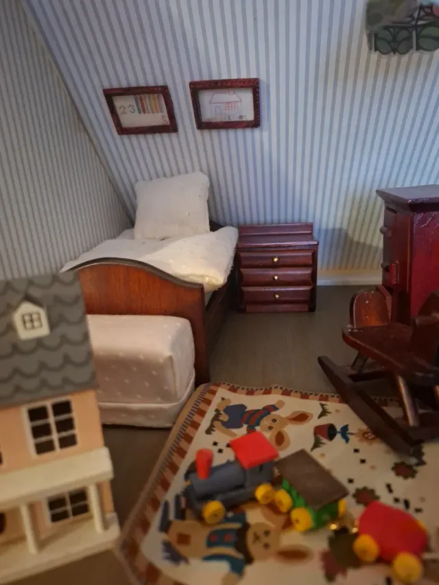 Casita de muñecas de madera