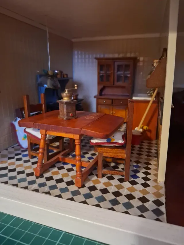 Casita de muñecas de madera