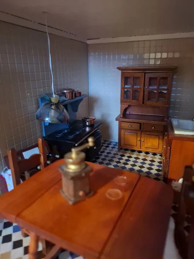 Casita de muñecas de madera