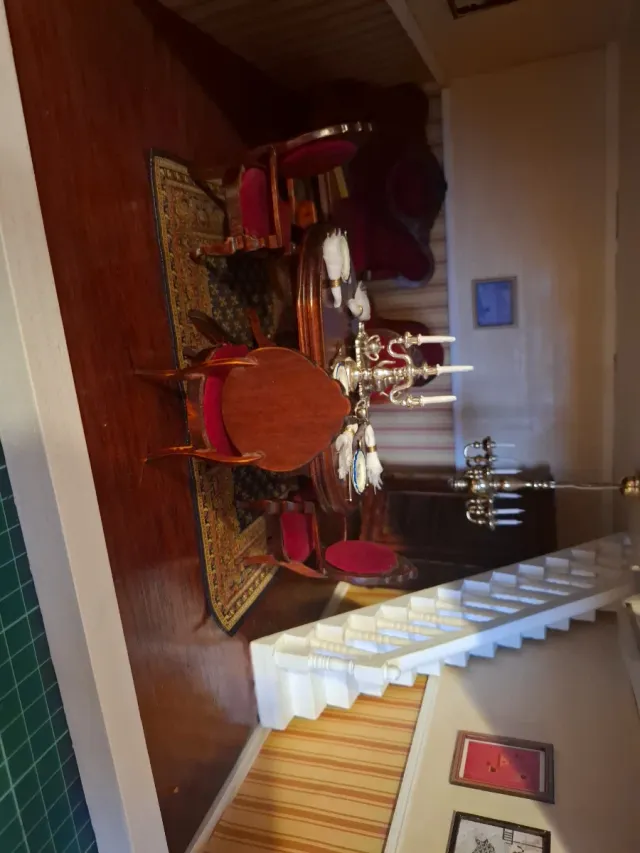 Casita de muñecas de madera