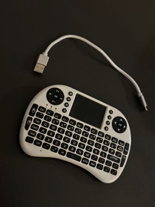 Teclado inalámbrico blanco con touchpad