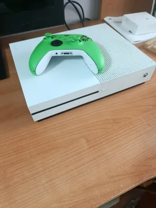 Xbox One Blanca con Mando Verde