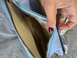 Borsa azzurra con tracolla