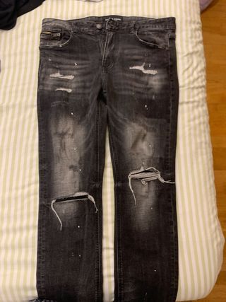 Pantalones vaqueros grises desgastados
