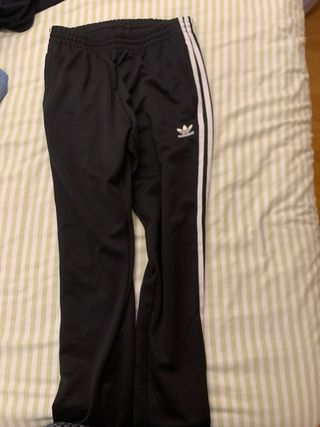 Pantalones vaqueros grises desgastados