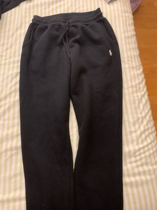 Pantalones vaqueros grises desgastados