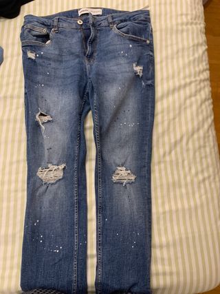 Pantalones vaqueros grises desgastados