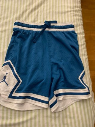 Pantalones vaqueros grises desgastados