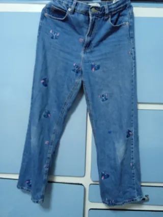 Pantalón vaquero Zara con dibujos
