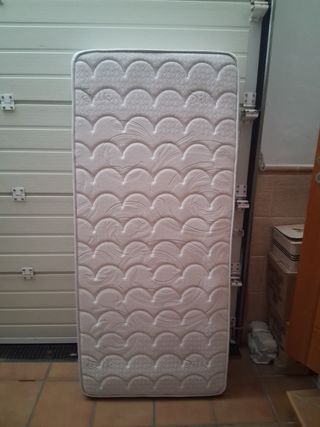 Colchón y somier de 80 cm de ancho.