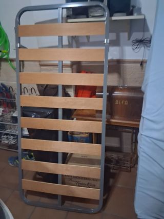 Colchón y somier de 80 cm de ancho.