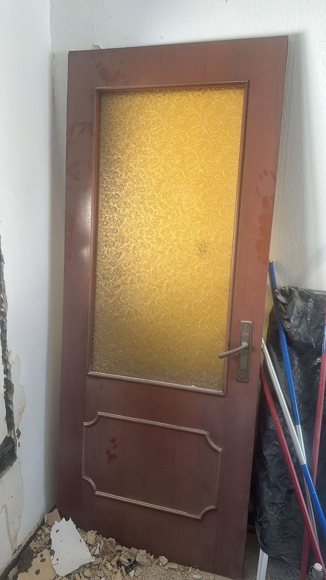Puerta de madera con cristal