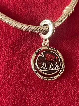 Charm Mundo Reves Stranger Things