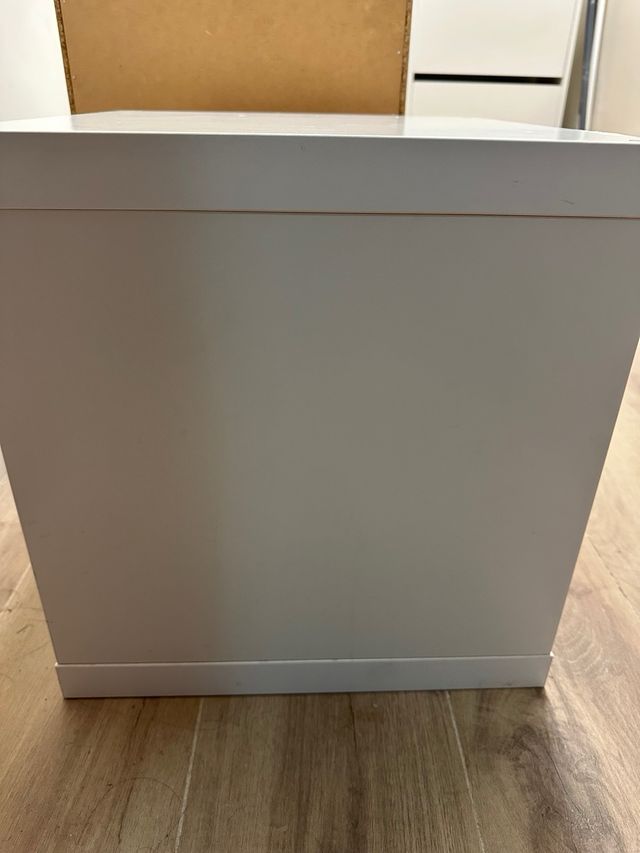 Mesita de noche gris y blanca