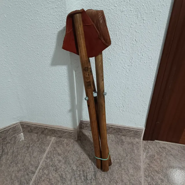 Silla plegable de cuero y madera