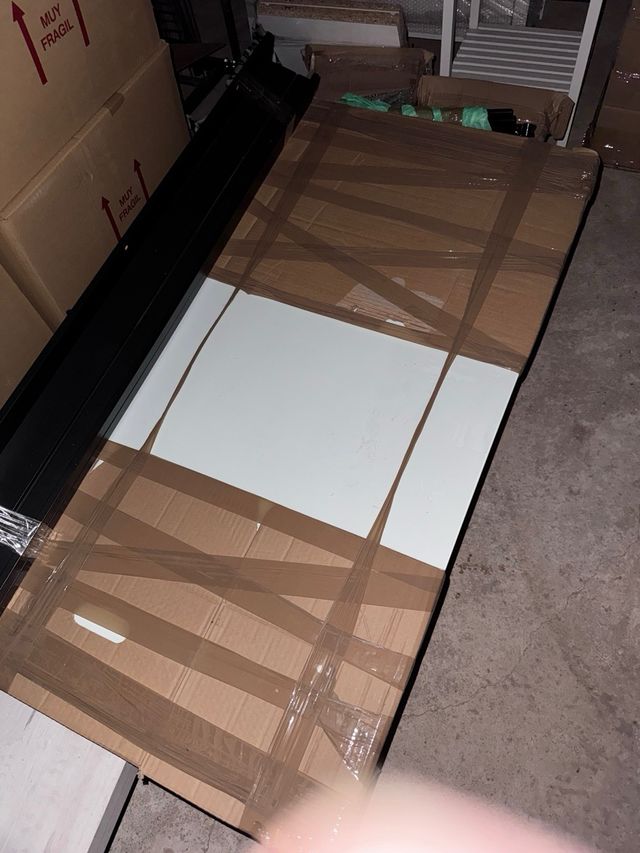 Mesa de vidro branco com pernas de madeira