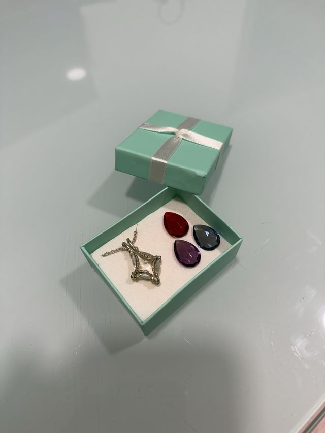 Collar y gemas bisutería