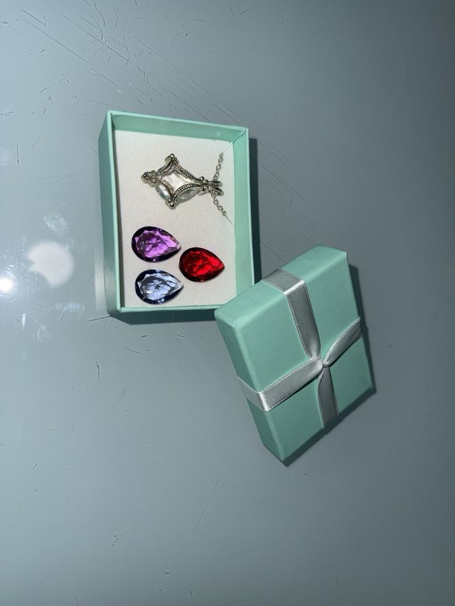 Collar y gemas bisutería