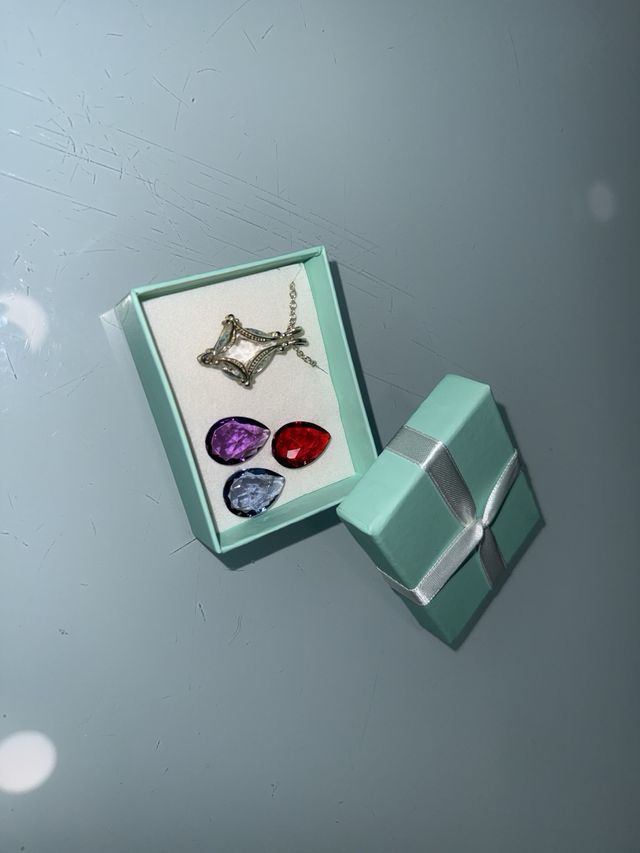 Collar y gemas bisutería