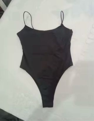 Body negro tirantes finos