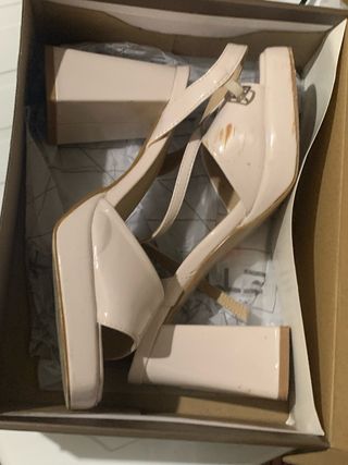 Zapatos de tacón beige
Un poco rallados