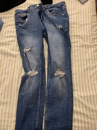 Pantalón vaquero azul desgastado