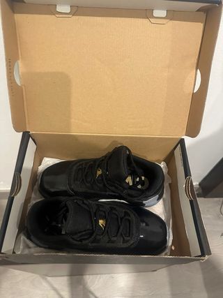 Zapatillas Jordan Negras y Doradas