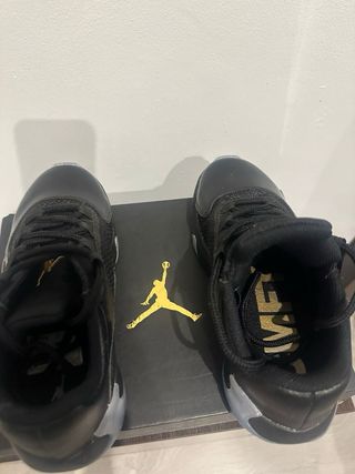 Zapatillas Jordan Negras y Doradas