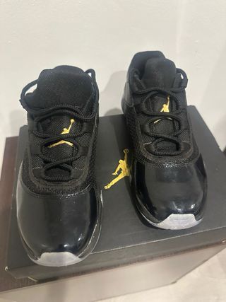 Zapatillas Jordan Negras y Doradas
