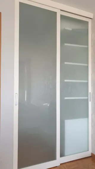 Puertas correderas de madera y cristal