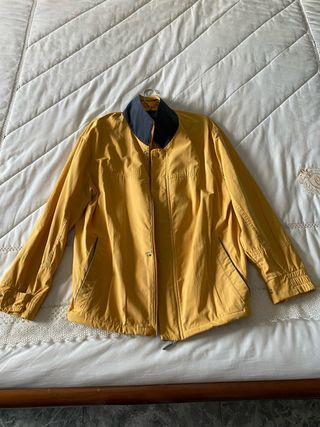 Chaqueta amarilla y negra
