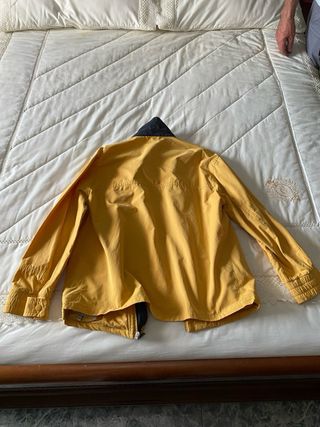 Chaqueta amarilla y negra