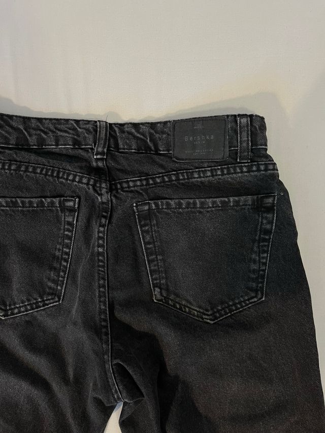 Vaqueros Bershka grises