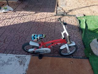 Bicicleta infantil Cars Rayo McQueen.
3 a 5 años.