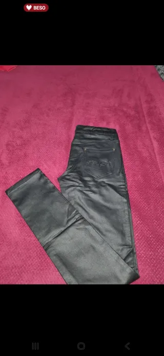 Pantalones negros efecto piel