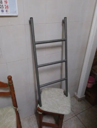 Escalera hierro
ALTO: 90 CM
ANCHO: 37 CM
