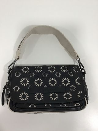Bolso Desigual Negro con calado de Flores beige.