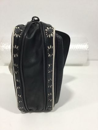 Bolso Desigual Negro con calado de Flores beige.