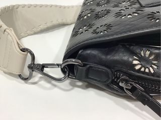 Bolso Desigual Negro con calado de Flores beige.