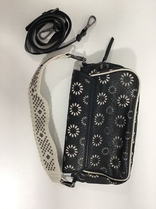 Bolso Desigual Negro con calado de Flores beige.