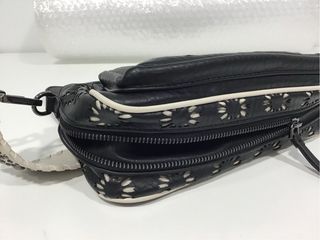 Bolso Desigual Negro con calado de Flores beige.