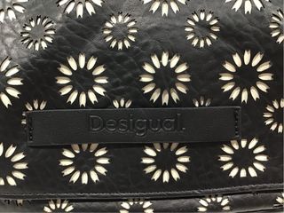Bolso Desigual Negro con calado de Flores beige.