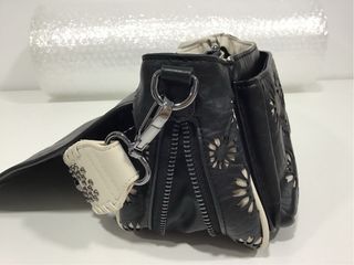 Bolso Desigual Negro con calado de Flores beige.