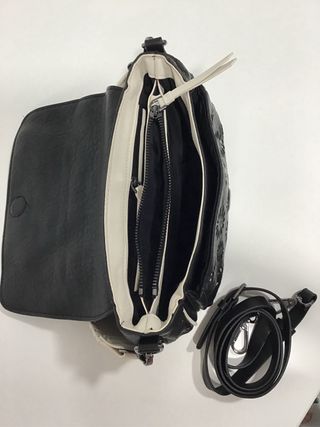 Bolso Desigual Negro con calado de Flores beige.