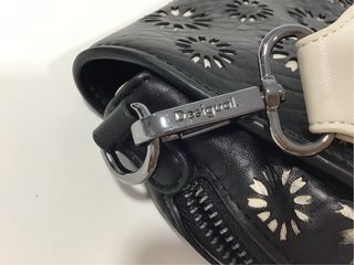 Bolso Desigual Negro con calado de Flores beige.